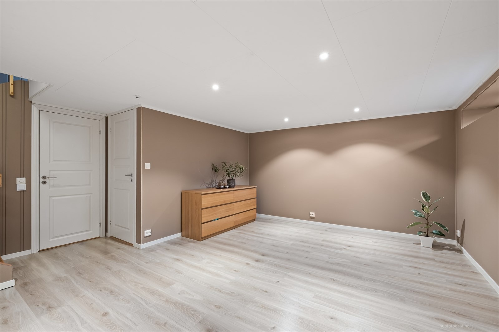 Downlights i himling. Galleribilde