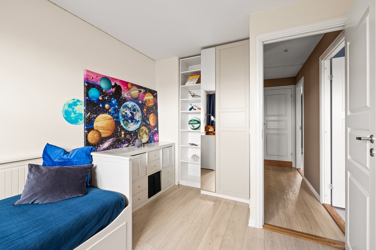 Fin størrelse med plass til blant annet garderobe og skrivepult. Galleribilde