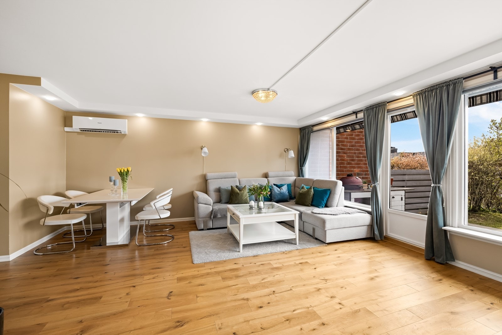 Boliger byr på nyere kjøkken og bad, tre soverom, romslig innredet kjellerrom, vaskerom og boder. Galleribilde