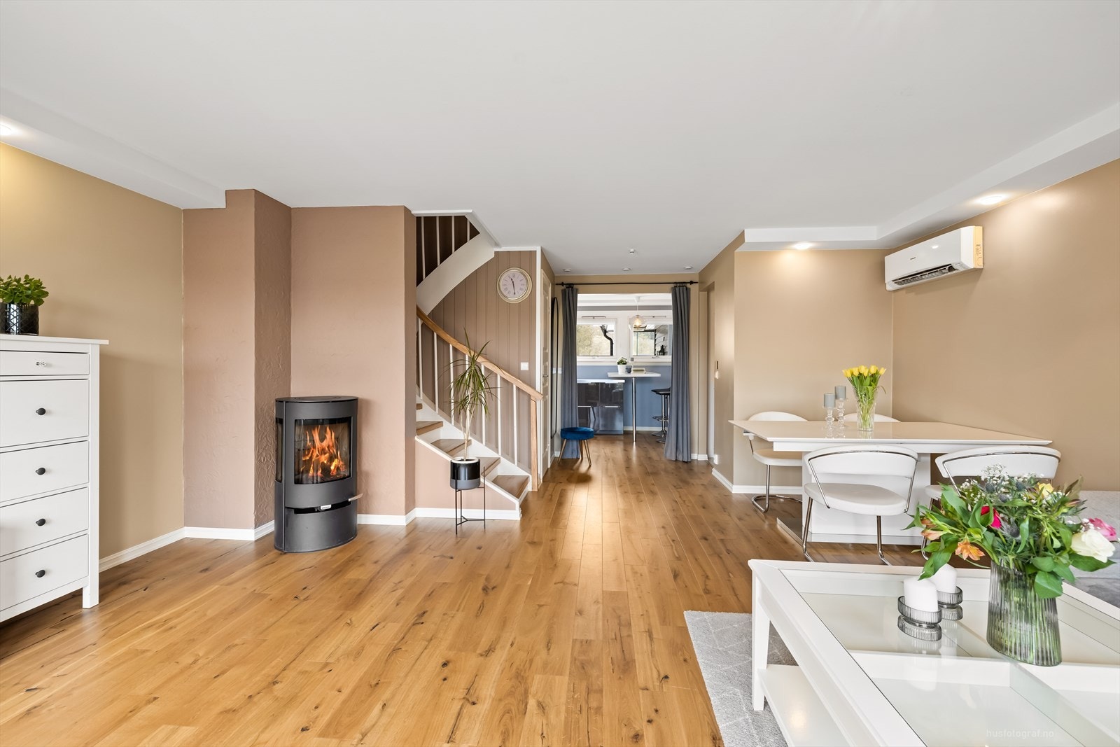 God plass til sofagruppe og spisemøblement. Galleribilde