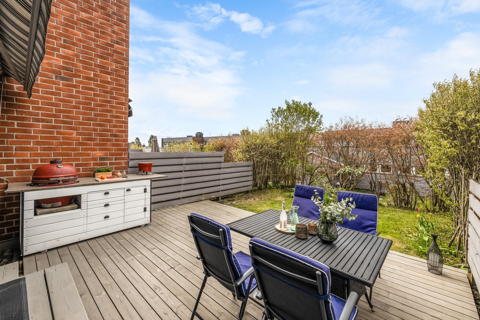 Ute finner du en solrik terrasse og hage. Galleribilde