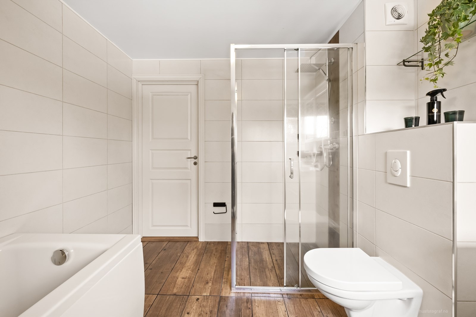 Romslig bad med delikate fliser. Galleribilde