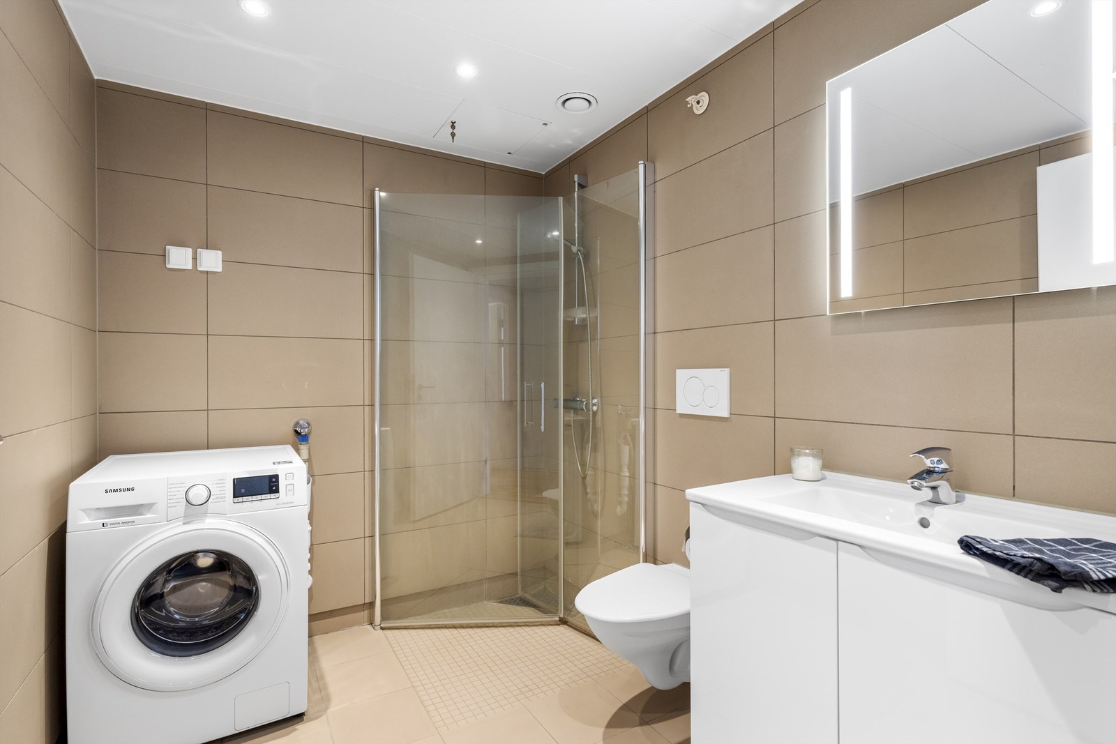 Badet er pent og flislagt med gulvvarme. Galleribilde