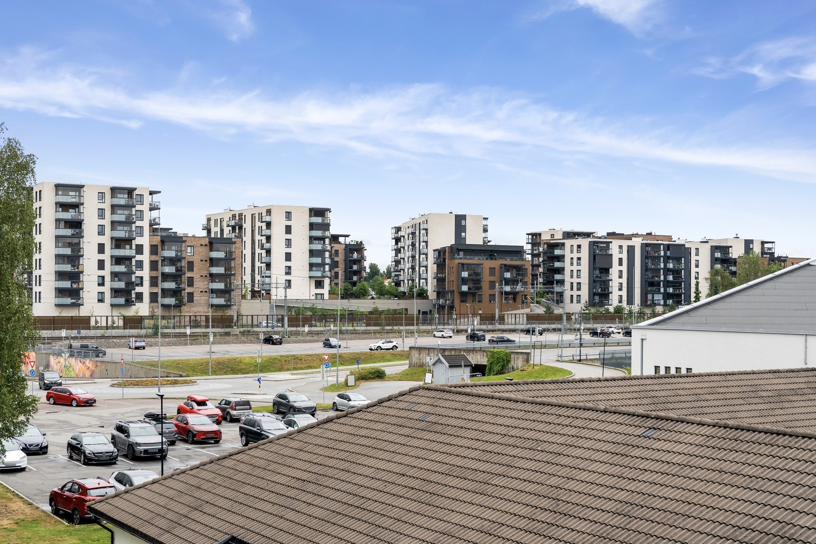 Ca. 20-25 min. til Romeriksåsen som byr på gode tur- og rekreasjonsmuligheter både sommer og vinter. Romeriksåsen som er et av Romerikes mest varierte friluftsområder; som byr på alt fra tur- og sykkelstier, oppkjørte skiløyper, badeplasser og skianlegg. Galleribilde