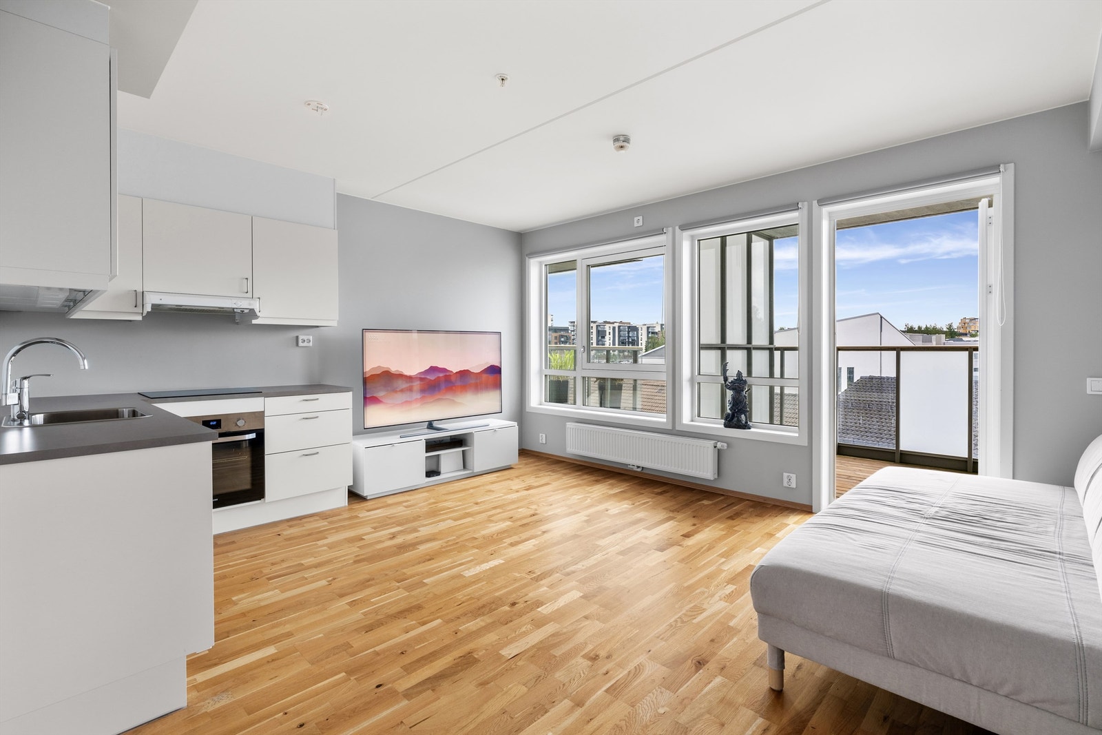 Boligen er holdt i behagelige og duse nyanser gjennom alle rom og har gulv belagt med flott parkett. Her har du store vindusflater som gir rikelig med lysinslipp og gjør at boligen får en lys og luftig atmosfære. Galleribilde