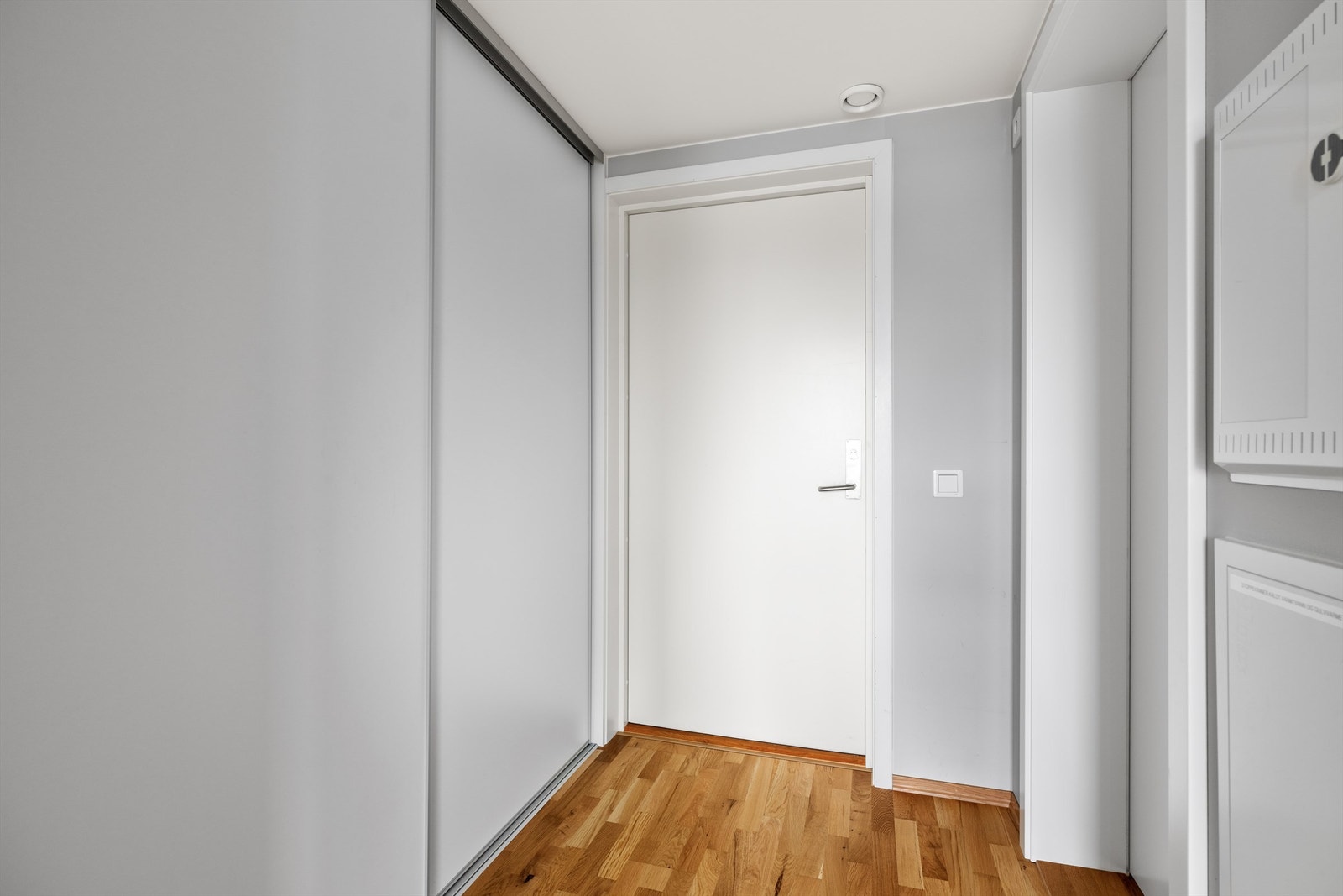 Velkommen inn! Lys og innbydende entré som er med på å skape et godt førsteinntrykk av leiligheten. Galleribilde