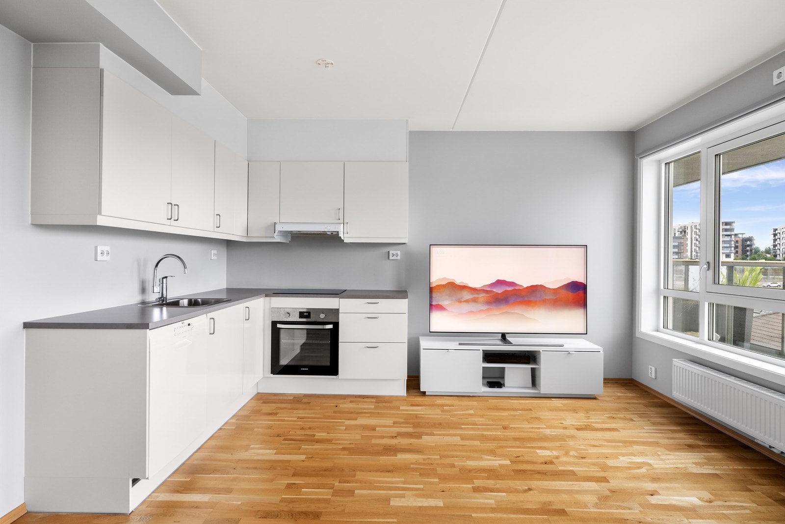 Kjøkkenet er lyst og moderne, med god oppbevaringsplass. Galleribilde