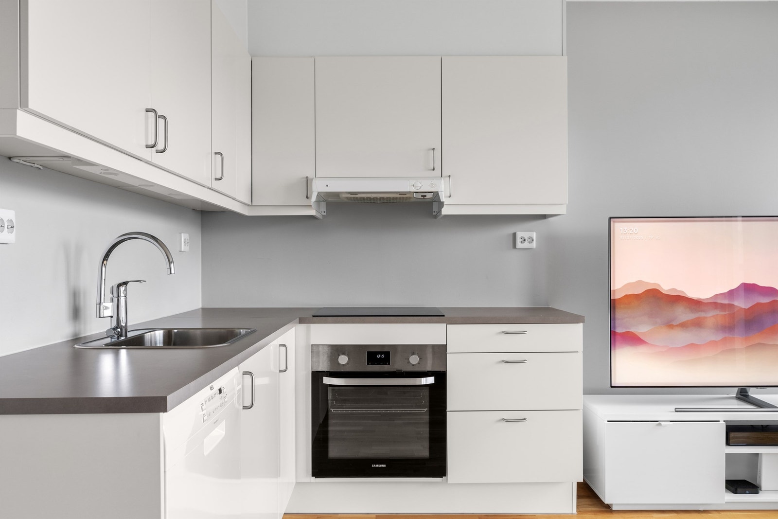 Hvitevarene er integrerte og består av platetopp, stekeovn, oppvaskmaskin. Galleribilde