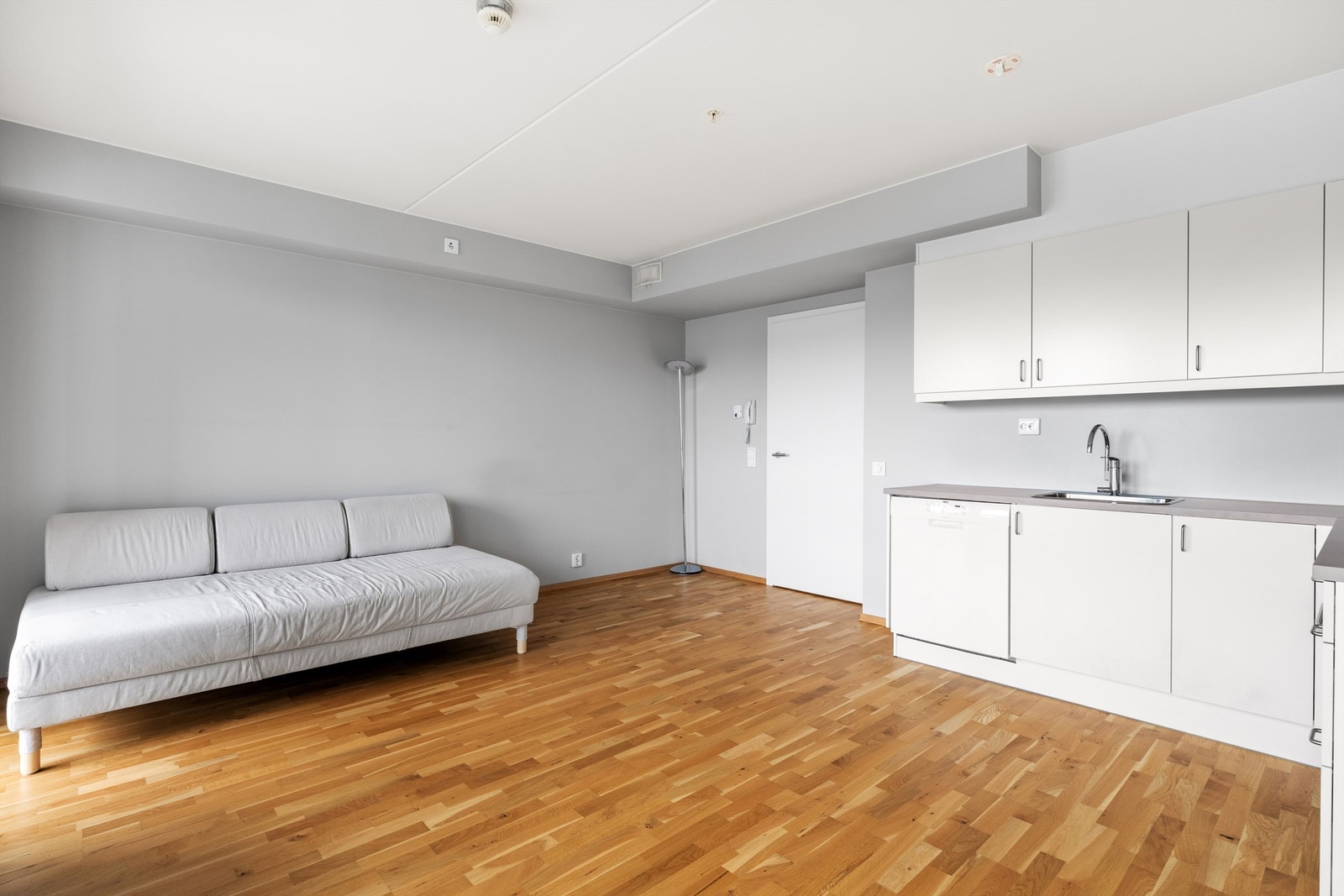 Leiligheten har en lys og gjennomgående planløsning med svært gode lysforhold fra store vindusflater. Galleribilde