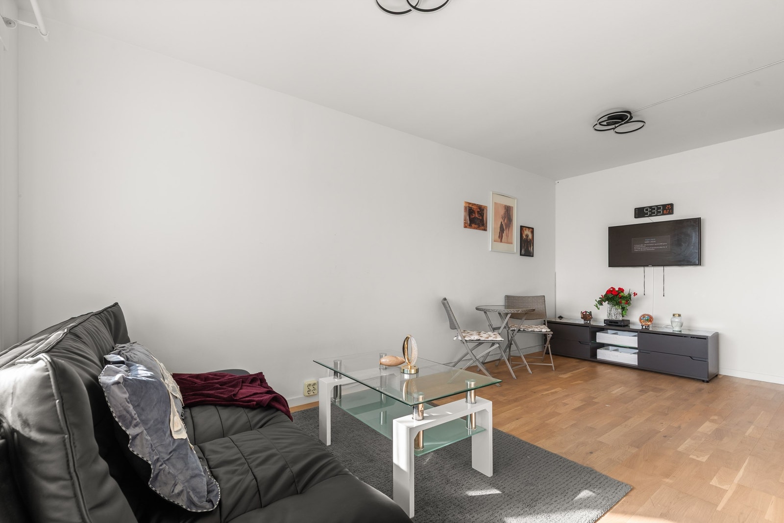 En romslig stue som byr på fleksible møbleringsmuligheter! Galleribilde