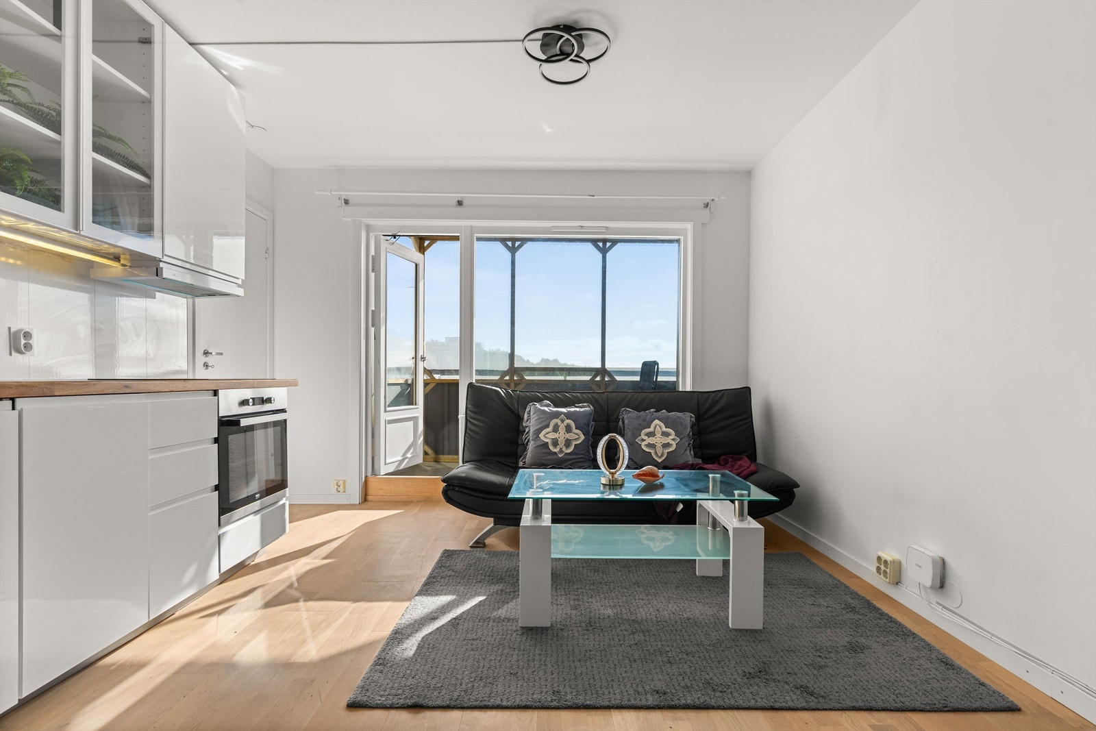 De store vinduene gir stuen romslig og luftig følelse! Her bor man høyt og fritt. Galleribilde