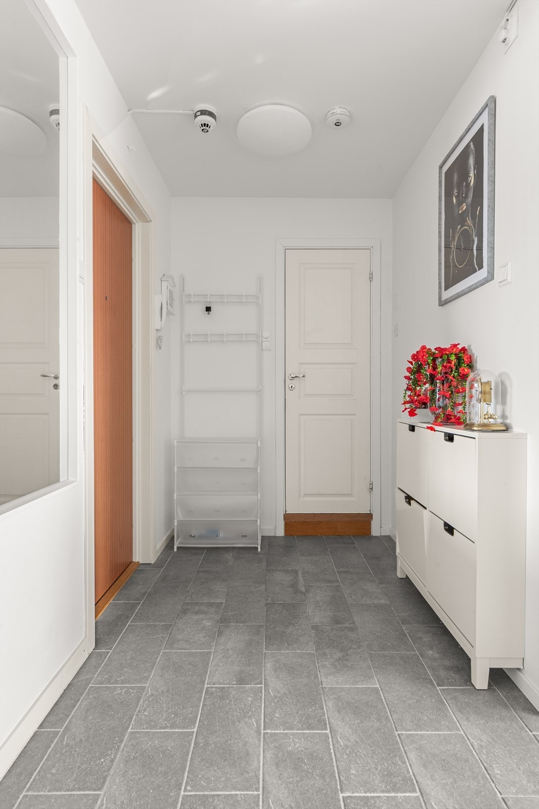 Entréen er lys og innbydende med plass! Galleribilde