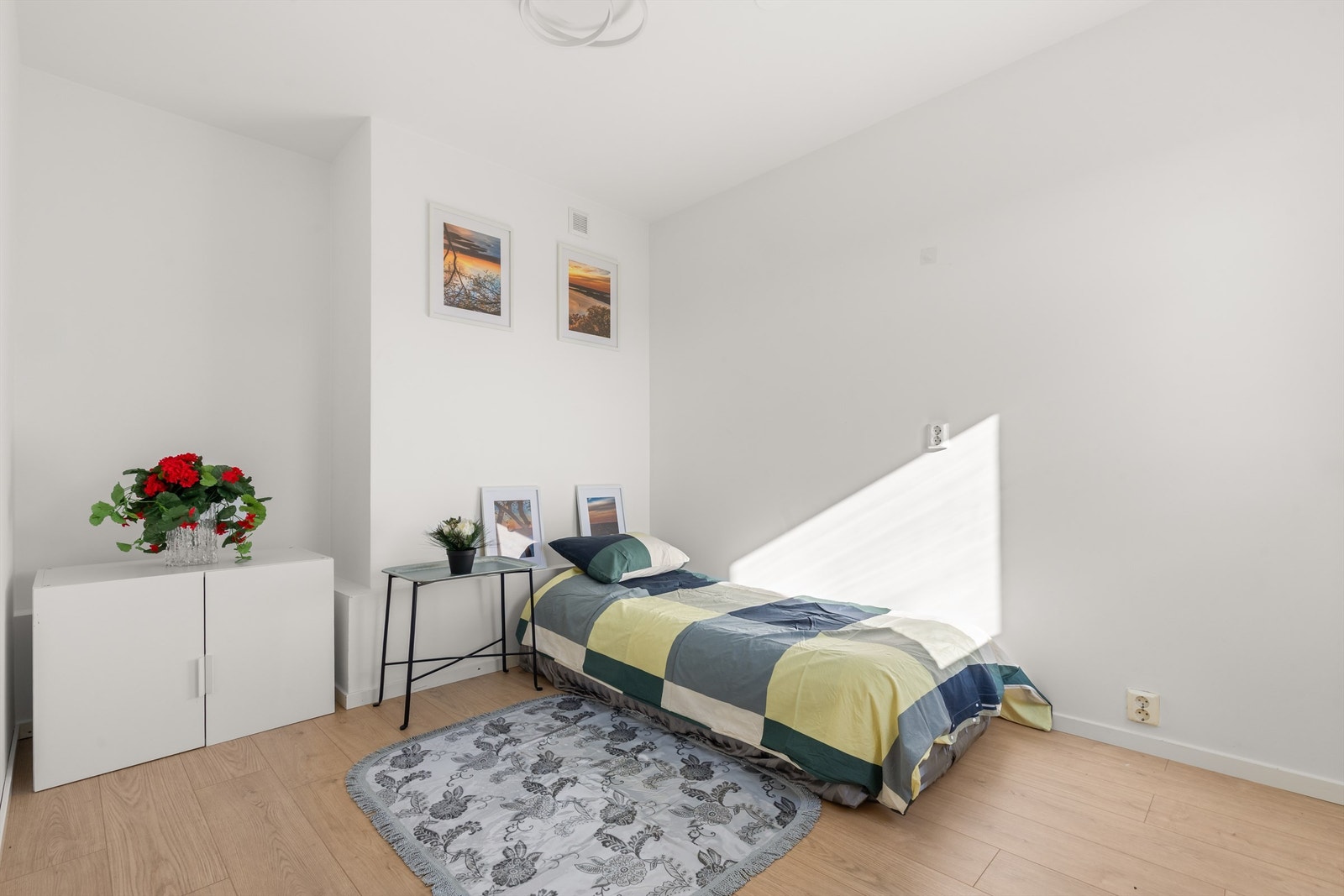 Soverommet er av god størrelse med plass til seng med nattbord og garderobe. Galleribilde