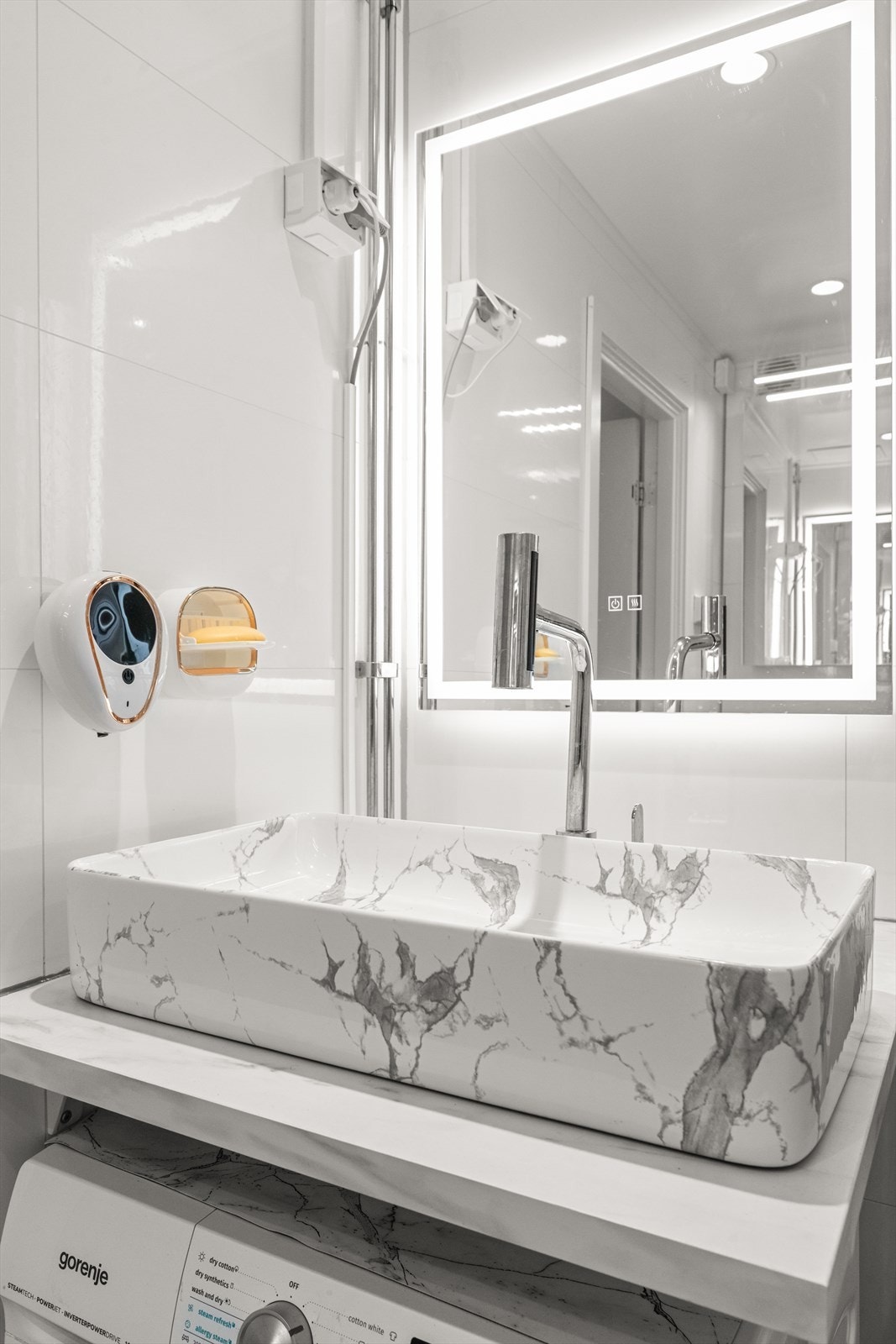 Badet er av god størrelse med flislagt gulv og vegger med våtromsplater. Galleribilde