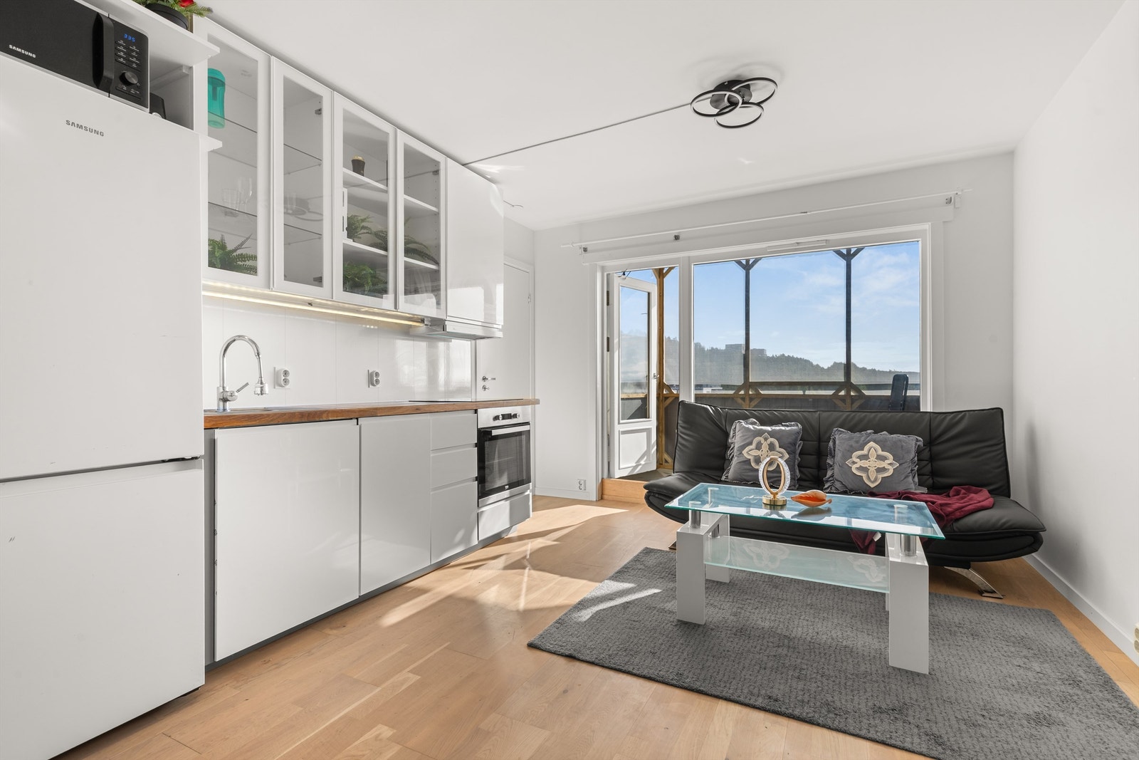 Kjøkkenet ligger i direkte tilknytning til stuen, noe som gir en praktisk og sosial løsning! Galleribilde