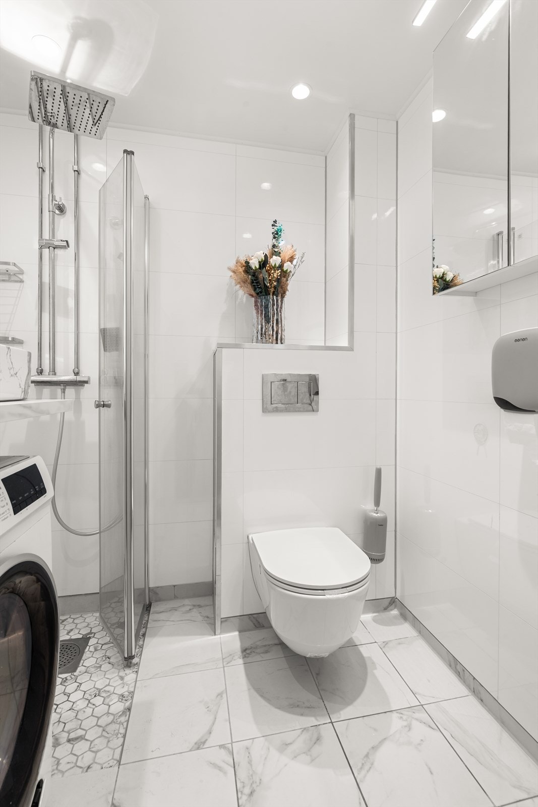 Det er både plass og opplegg for vaskemaskin. Galleribilde