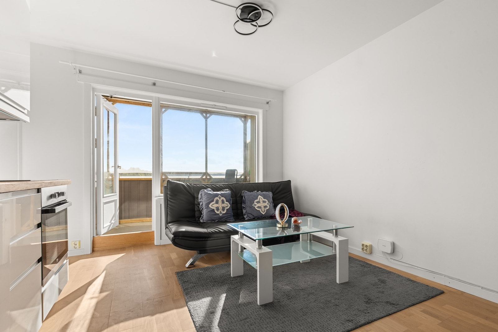 Stuen er fylt med sollys som skaper en behagelig atmosfære! Galleribilde