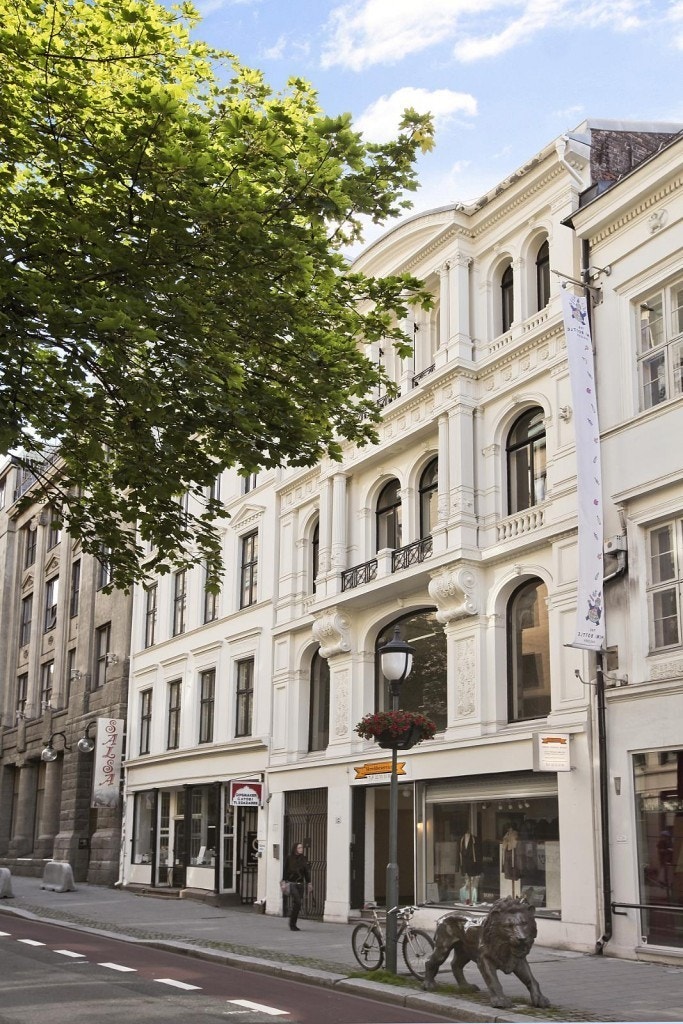 Klassisk og lekker bygårdsfasade. Gaten utenfor er enveiskjørt gate. En meget sentral og attraktiv beliggenhet i Oslo. Galleribilde