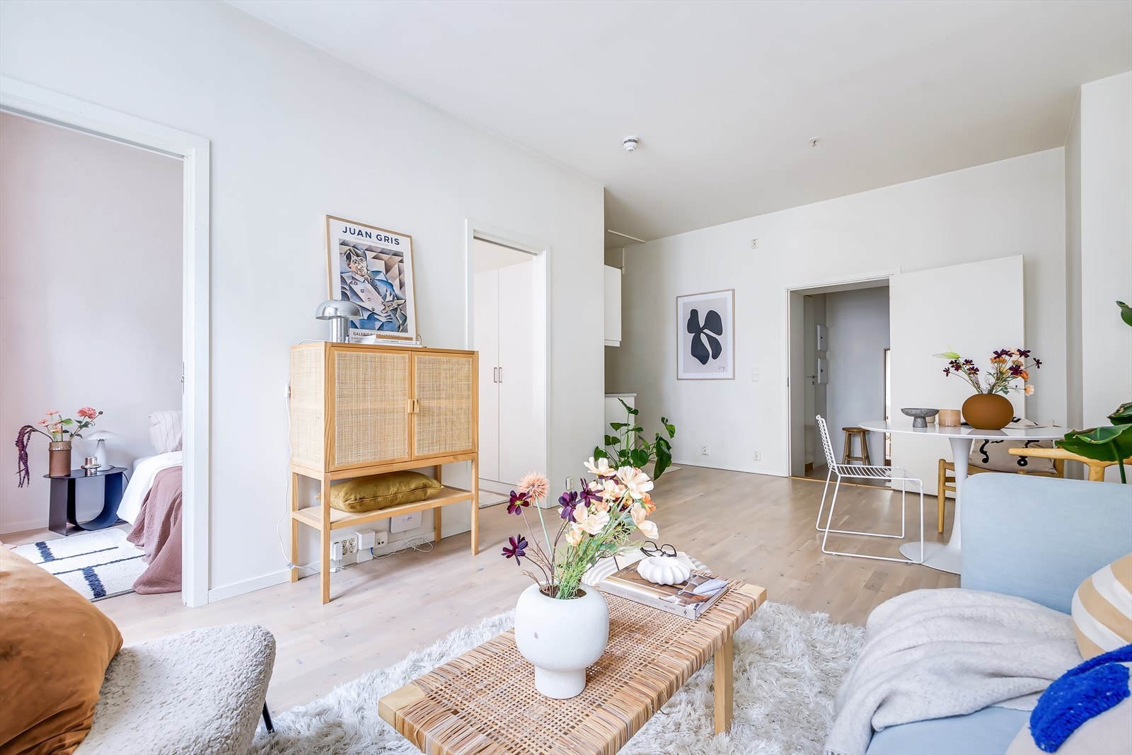 Åpen stue/kjøkken-løsning med god plass for både spisebord og sofaseksjon. Galleribilde
