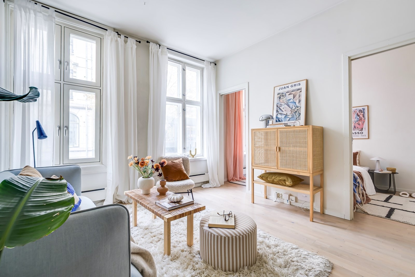 Hele leiligheten er malt i lune og behagelig farger, med pent parkettgulv. Galleribilde
