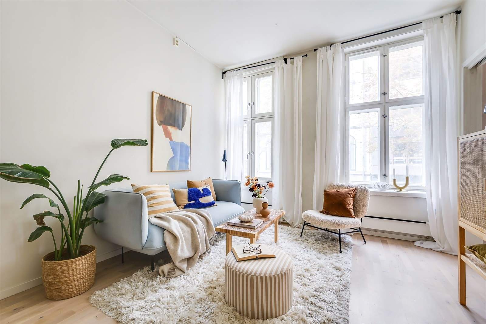 Stuen er både lys og trivelig, og byr på en gjennomtenkt planløsning. Galleribilde
