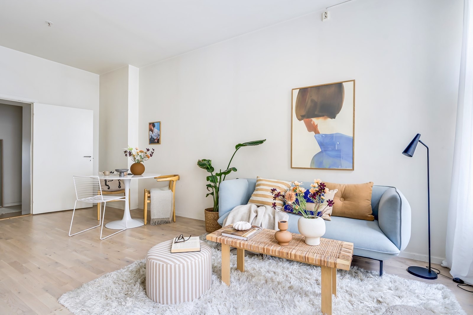 Rommet har en fin planløsning med plass til sofa og spisebord Galleribilde