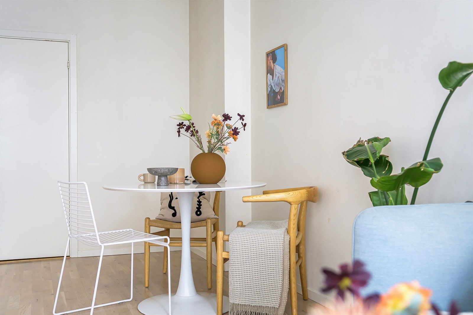 Det er en naturlig plass for spisebord i den åpne stue/kjøkken løsningen. God plass for å invitere gjester til et hyggelig måltid. Galleribilde