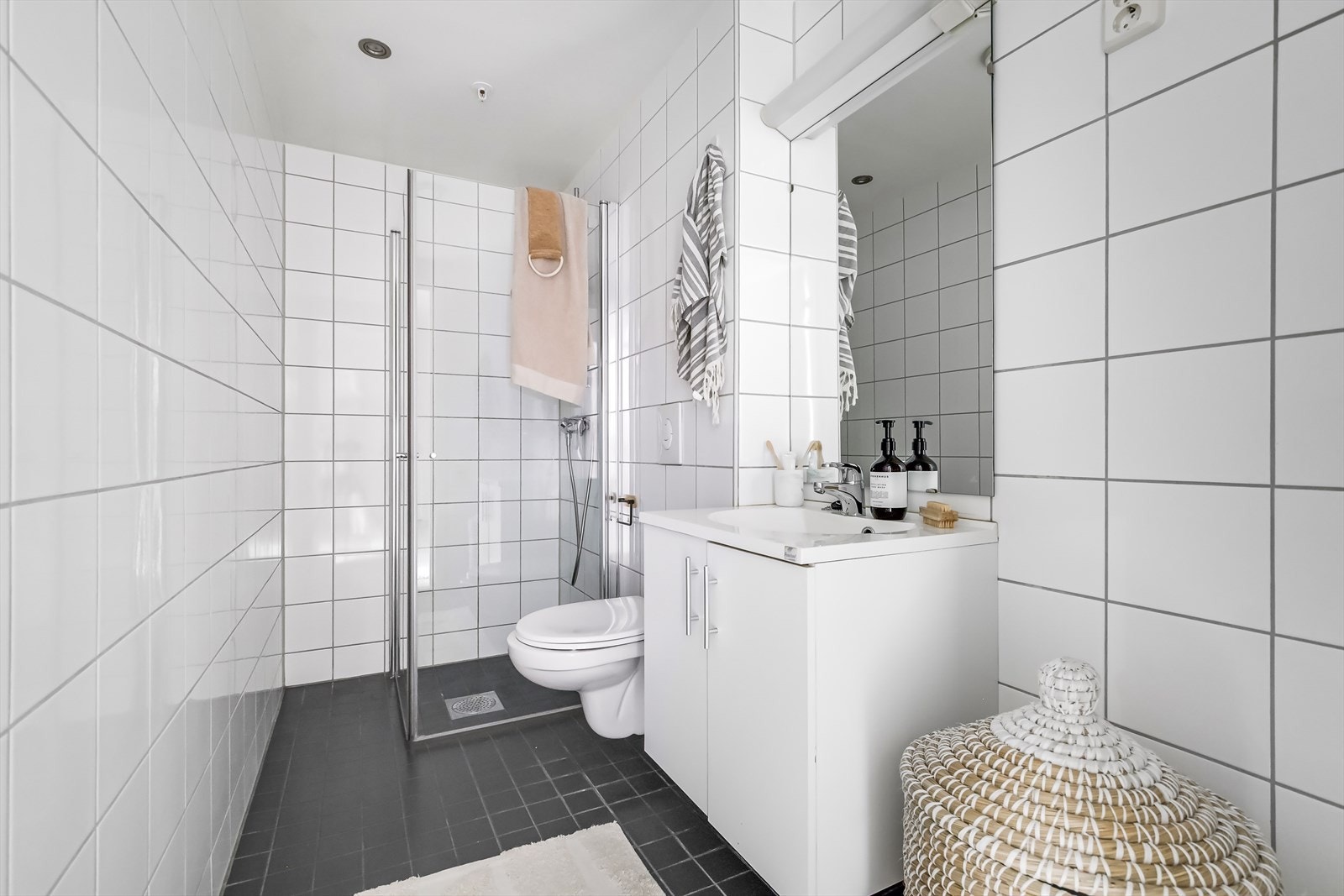 Tidløst baderom fra 2014. Badet er moderne med varmekabler i gulvet, dowmlights i himling, mekanisk ventilasjon og opplegg for både vaskemaskin og tørketrommel. Galleribilde