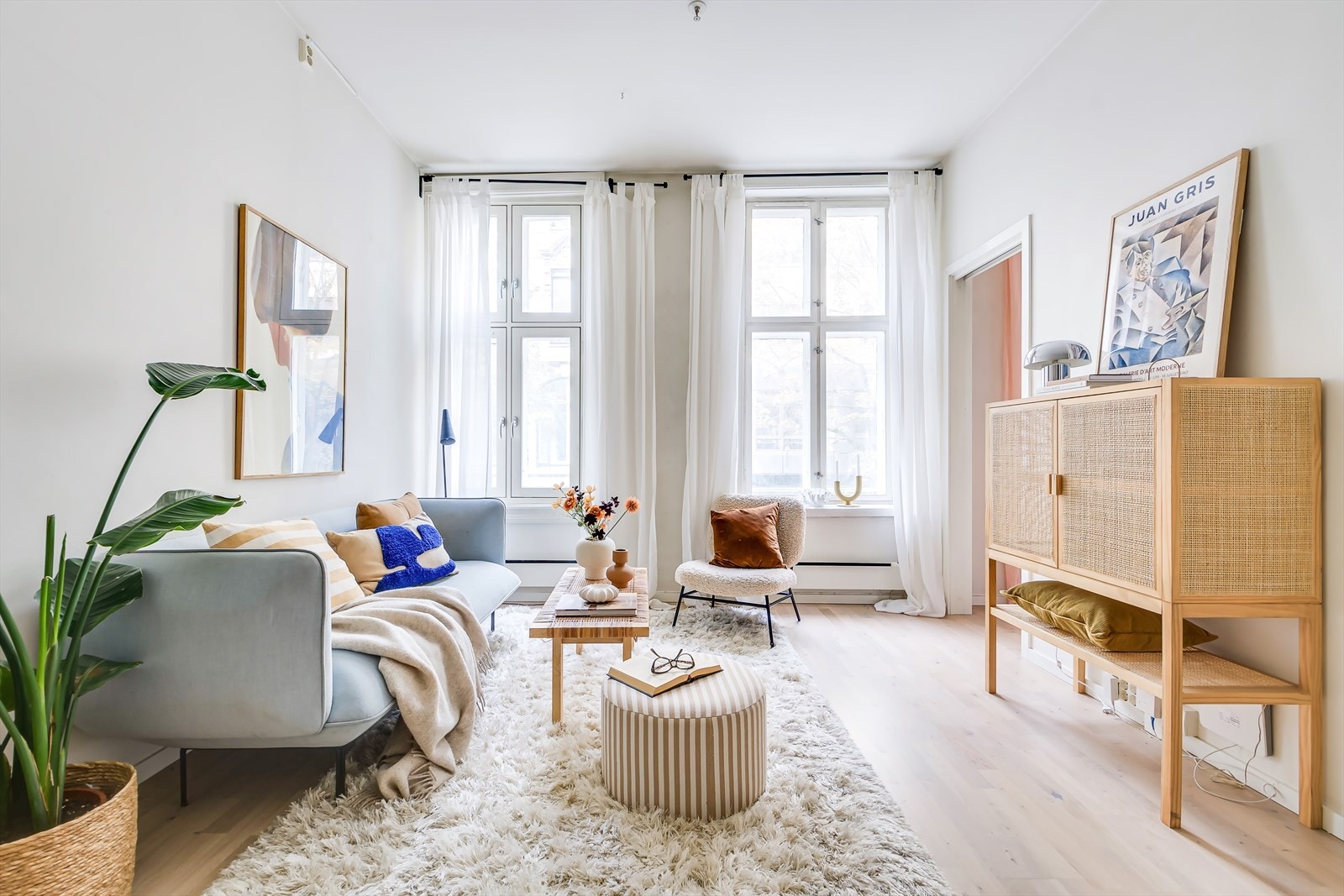 Den generøse takhøyden på 2,8 meter, kombinert med store vindusflater, gir en luftig romfølelse og fantastiske lysforhold som løfter hele rommet Galleribilde