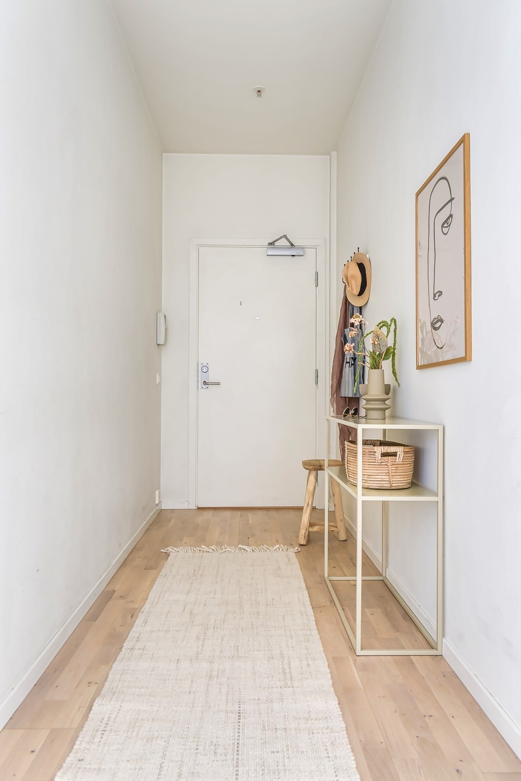 Det er plass til både oppheng av yttertøy og oppbevaring av sko Galleribilde