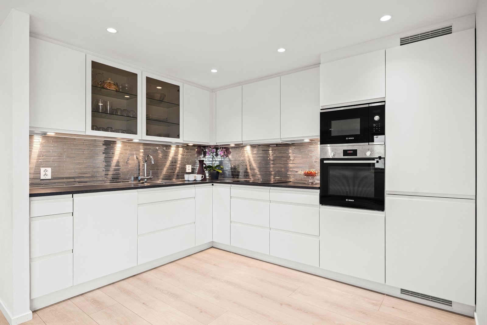 Stilrent kjøkken med innredning fra 2022. Galleribilde