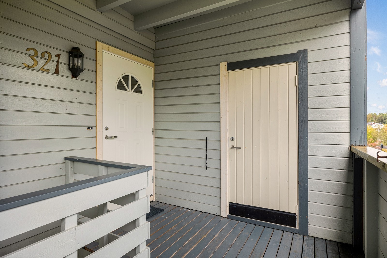 Utvendig bod rett ved inngangsdøren Galleribilde