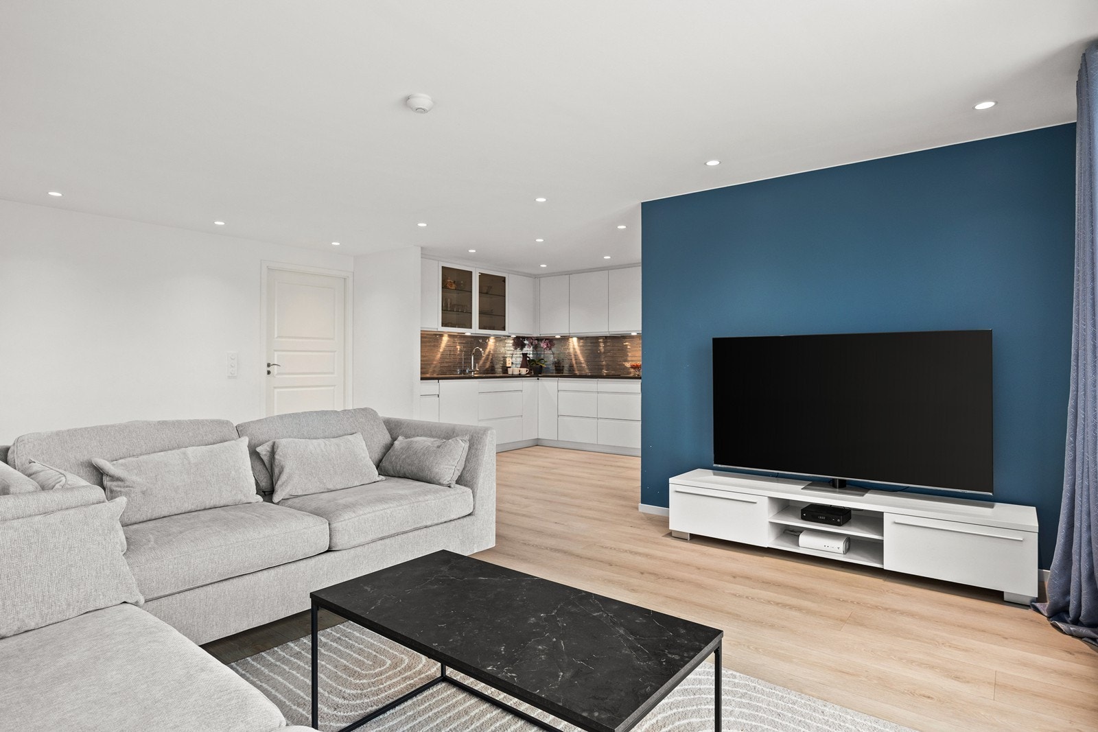 Lys og tiltalende stue med god plass til salong og spisemøblement. Galleribilde