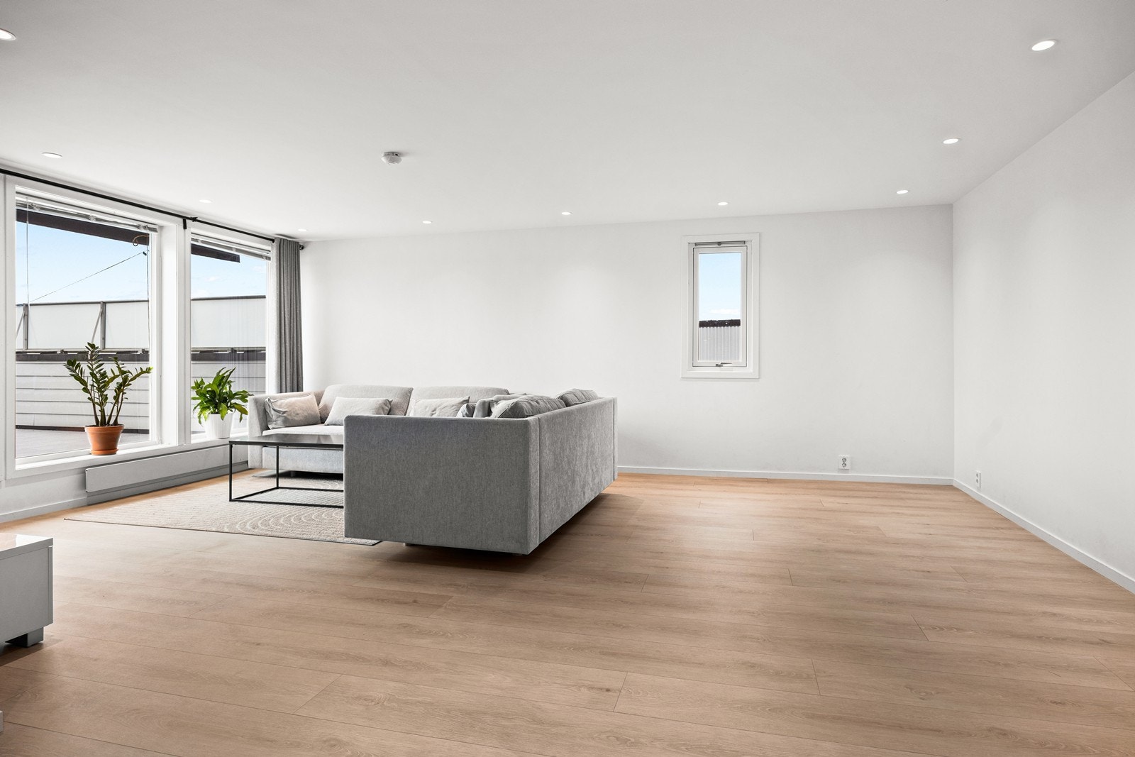 Store vindusflater slipper inn mye naturlig dagslys. Galleribilde