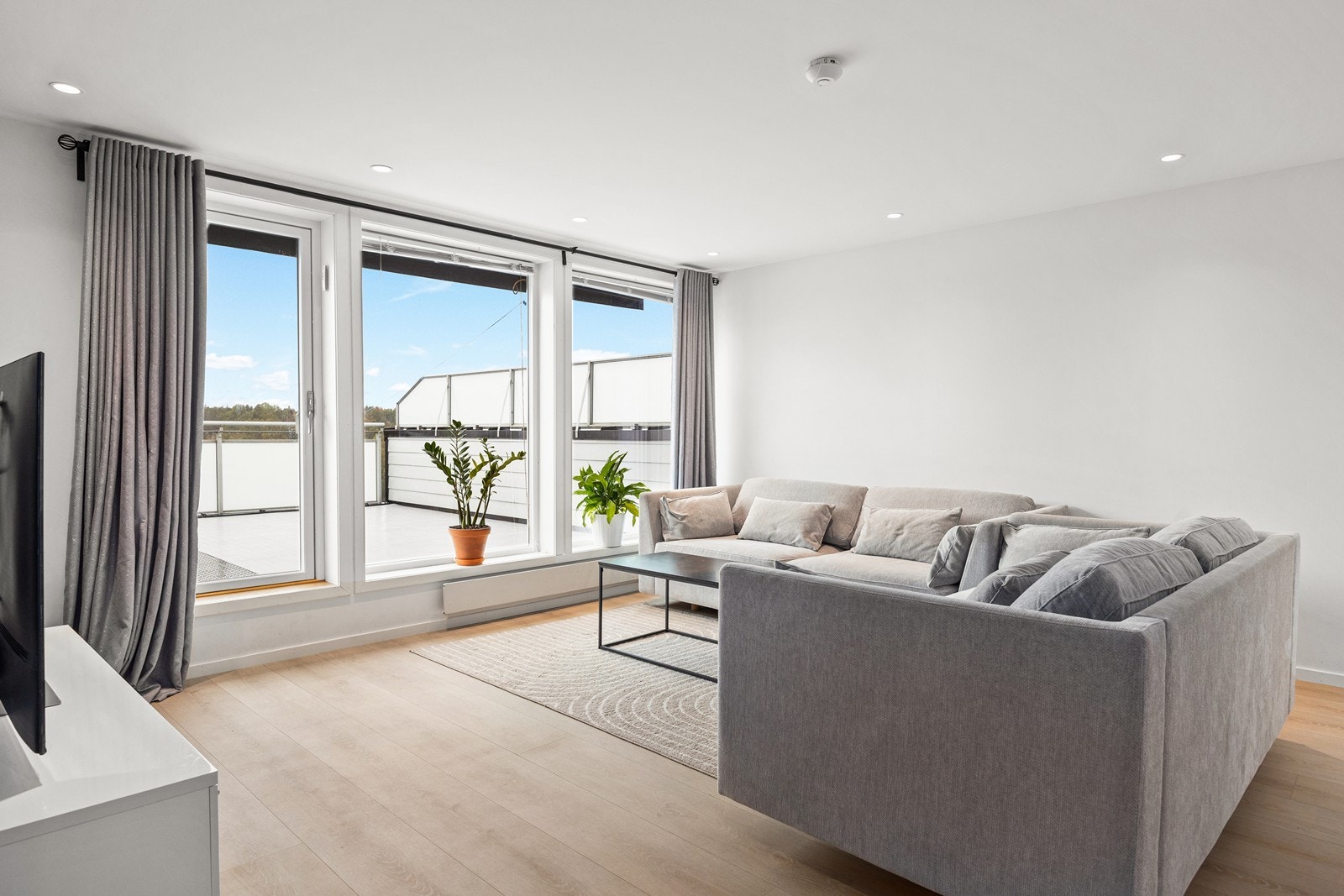 Fra stuen er det adkomst til solrik terrasse på hele 37 kvm. Galleribilde