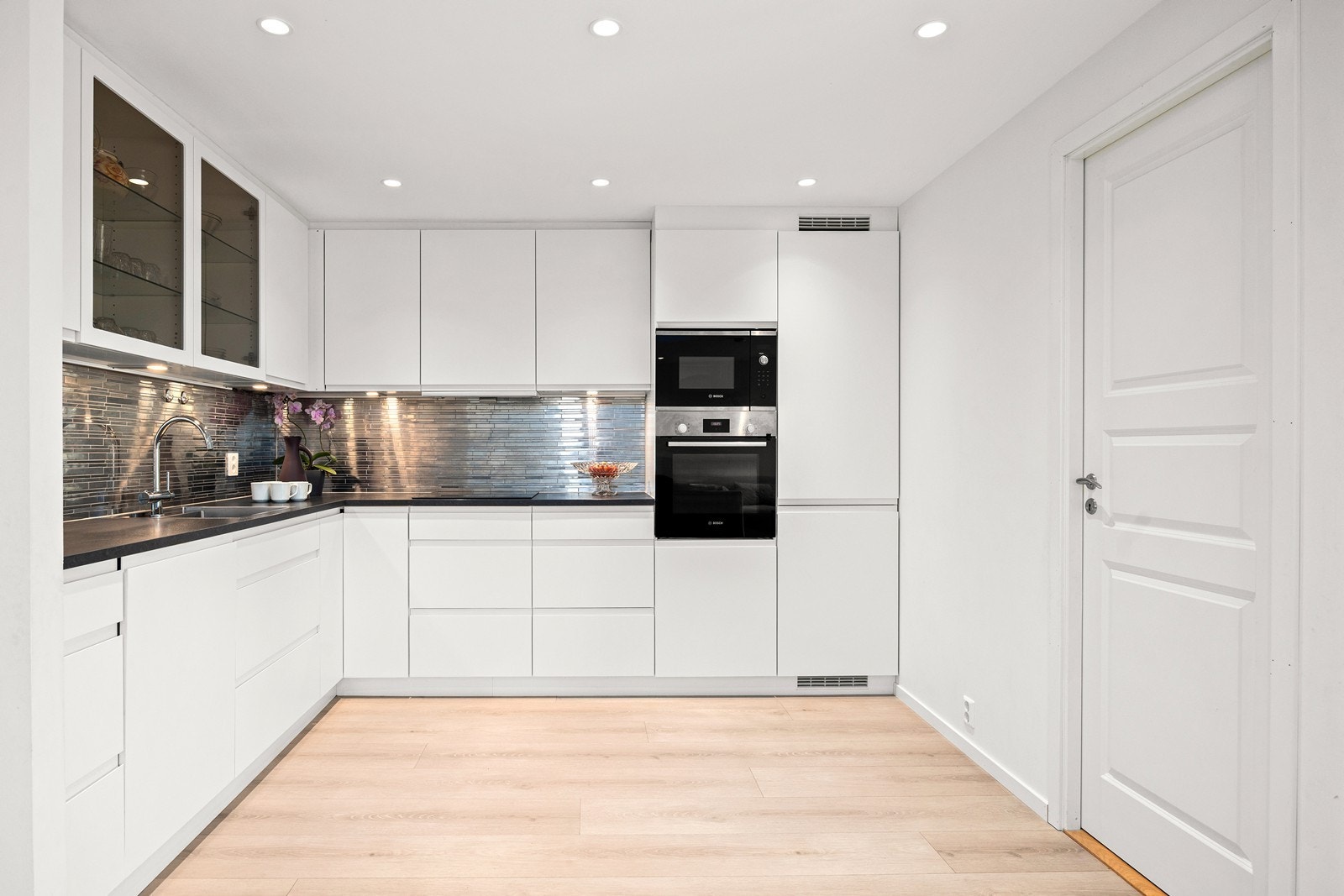 Kjøkkenet har rikelig med skap- og benkeplass. Galleribilde