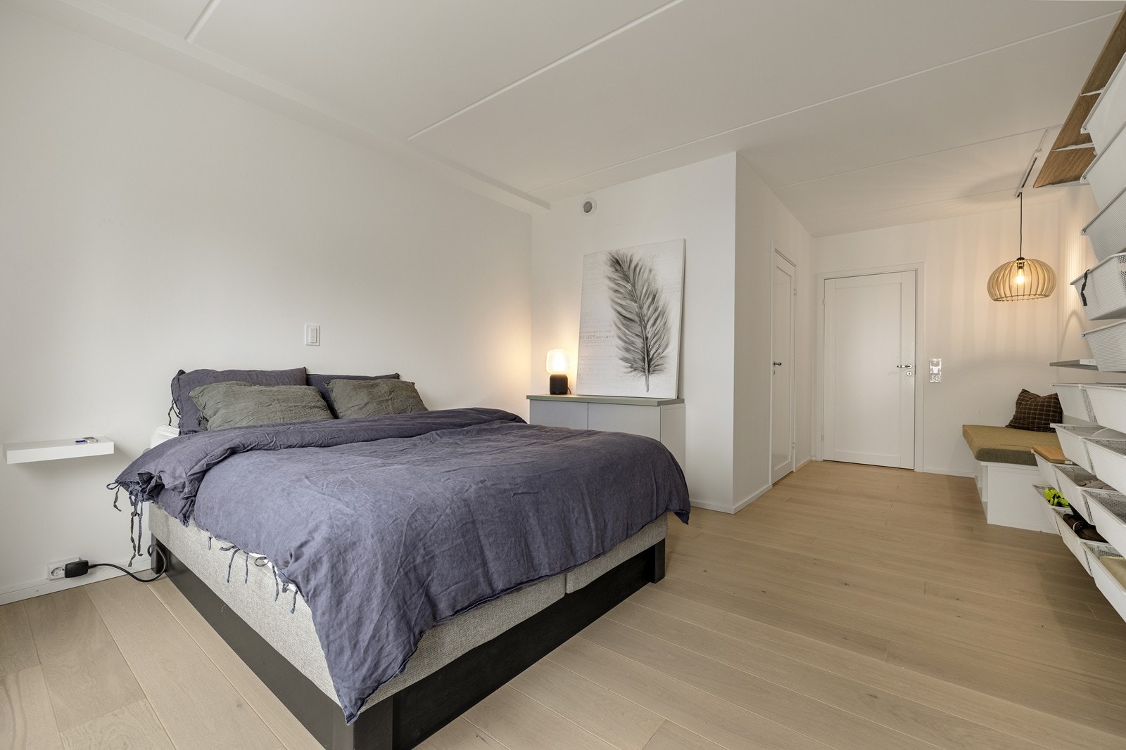 Hovedsoverommet har tilknytning til ett av to bad. Galleribilde