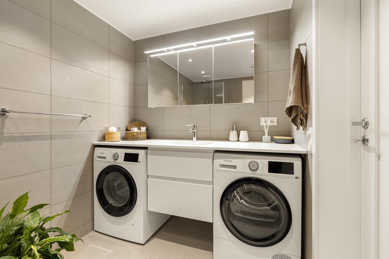 Badet er helfliset med elektriske varmekabler i gulvet og godt med oppbevaringsplass. Galleribilde