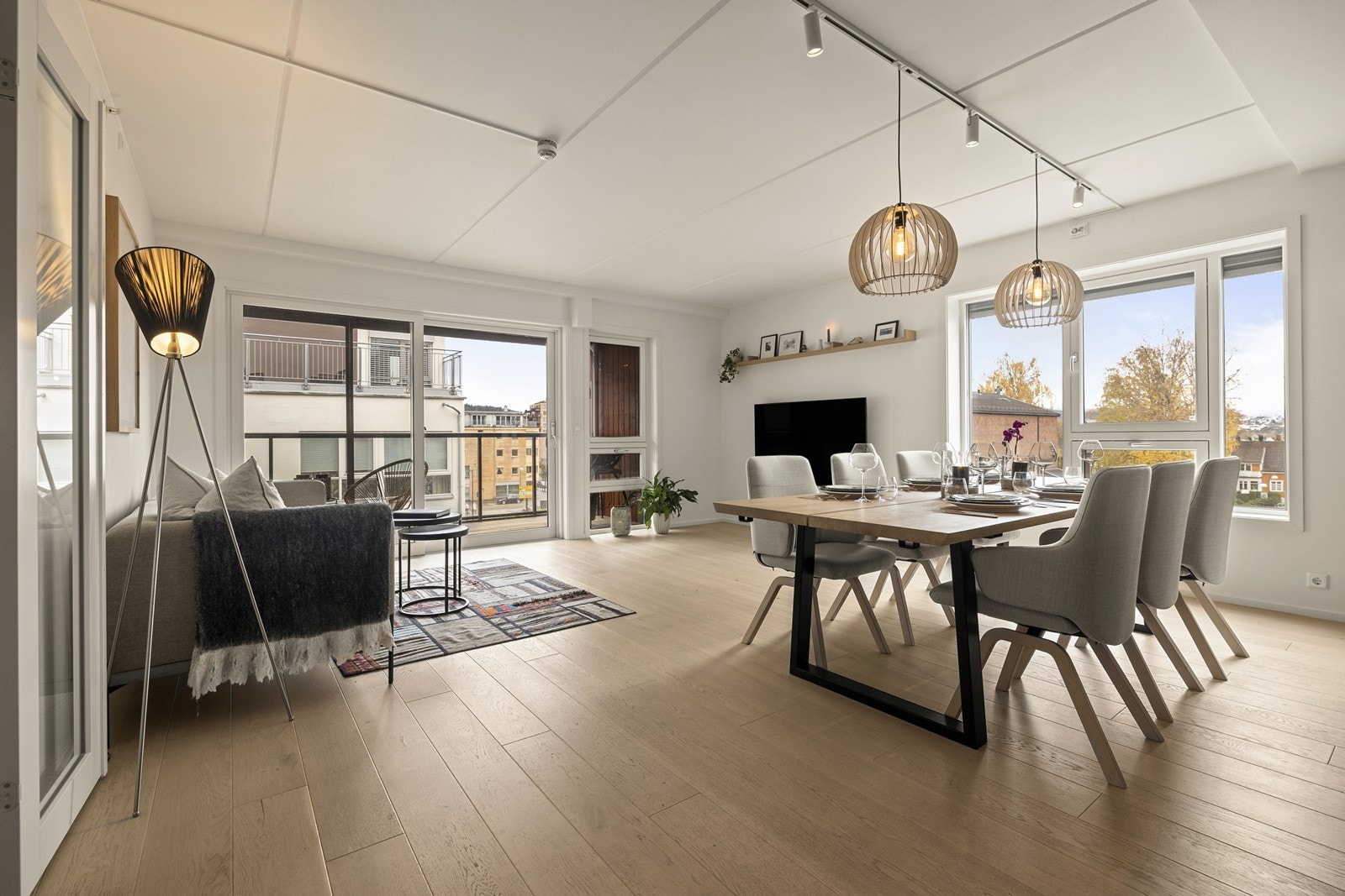 De store vindusflatene fra to sider slipper inn rikelig med naturlig lys til rommet. Smarthusløsningen kan også kontrollere screens. På kjøkkenet og i stuen er det utvendig screens for skjerming på solfylte dager. Galleribilde