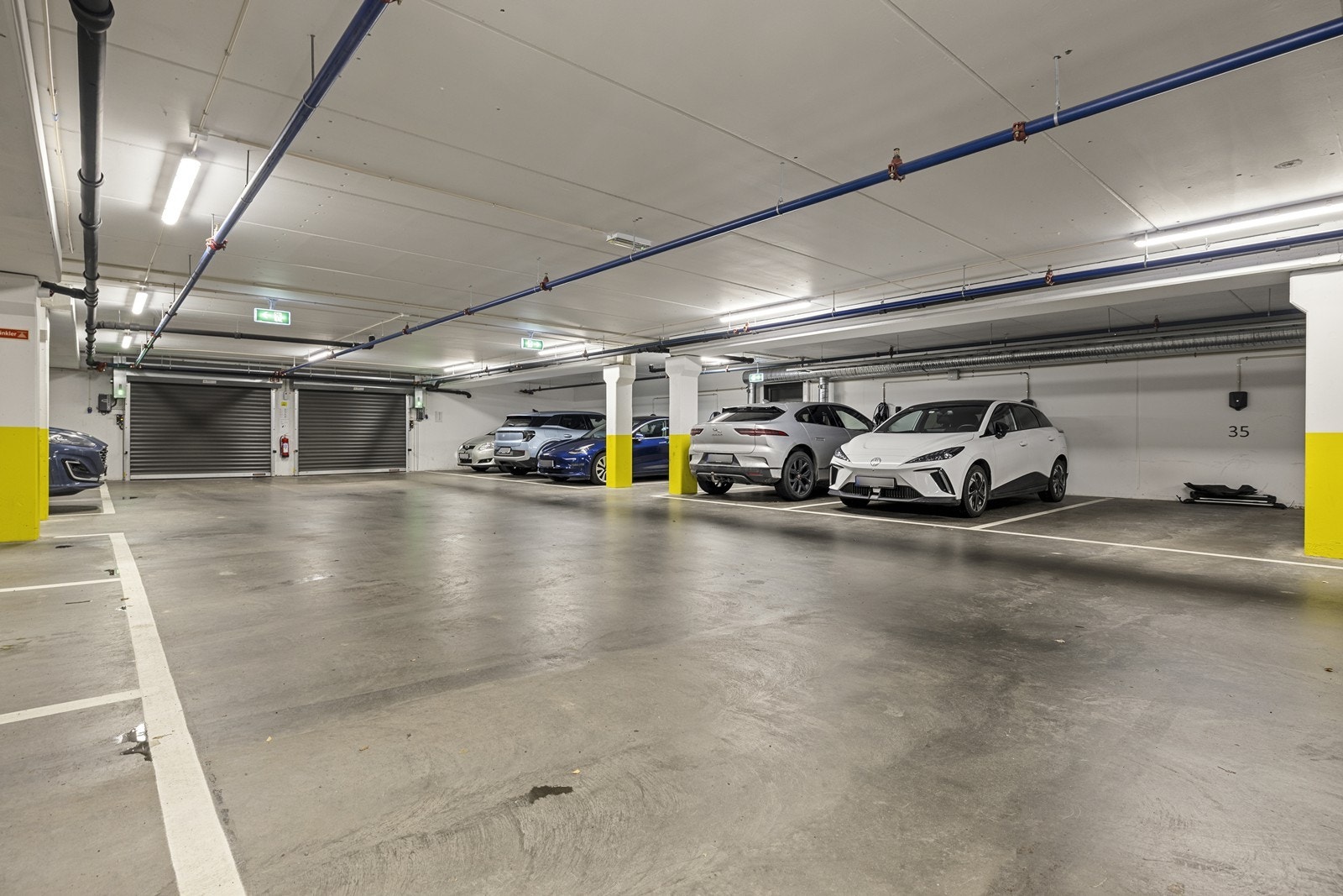 Garasjeplassen er merket nr 37 og følger boligen ved salg. Det er elbillader på denne plassen. Det påløper månedlige felleskostnader på kr 250 for garasjeplassen. Galleribilde