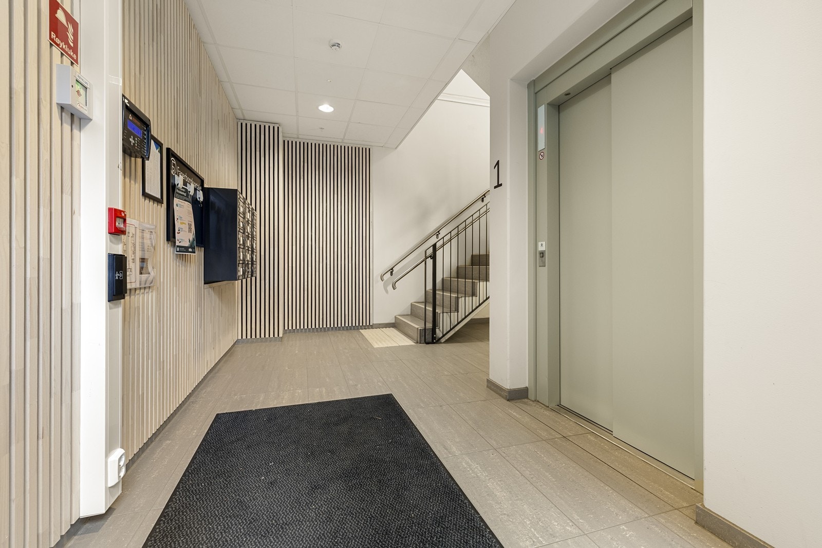 Fellesgang er lyse og velholdte, med heisadkomst til leilighetens etasje. Galleribilde