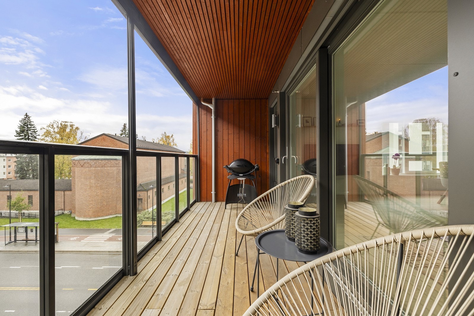 Fra stuen er det utgang til en romslig og sørvendt balkong på 9 m². Her er det gode solforhold og plass til trivelige utemøbler og elektrisk/gassgrill. Galleribilde