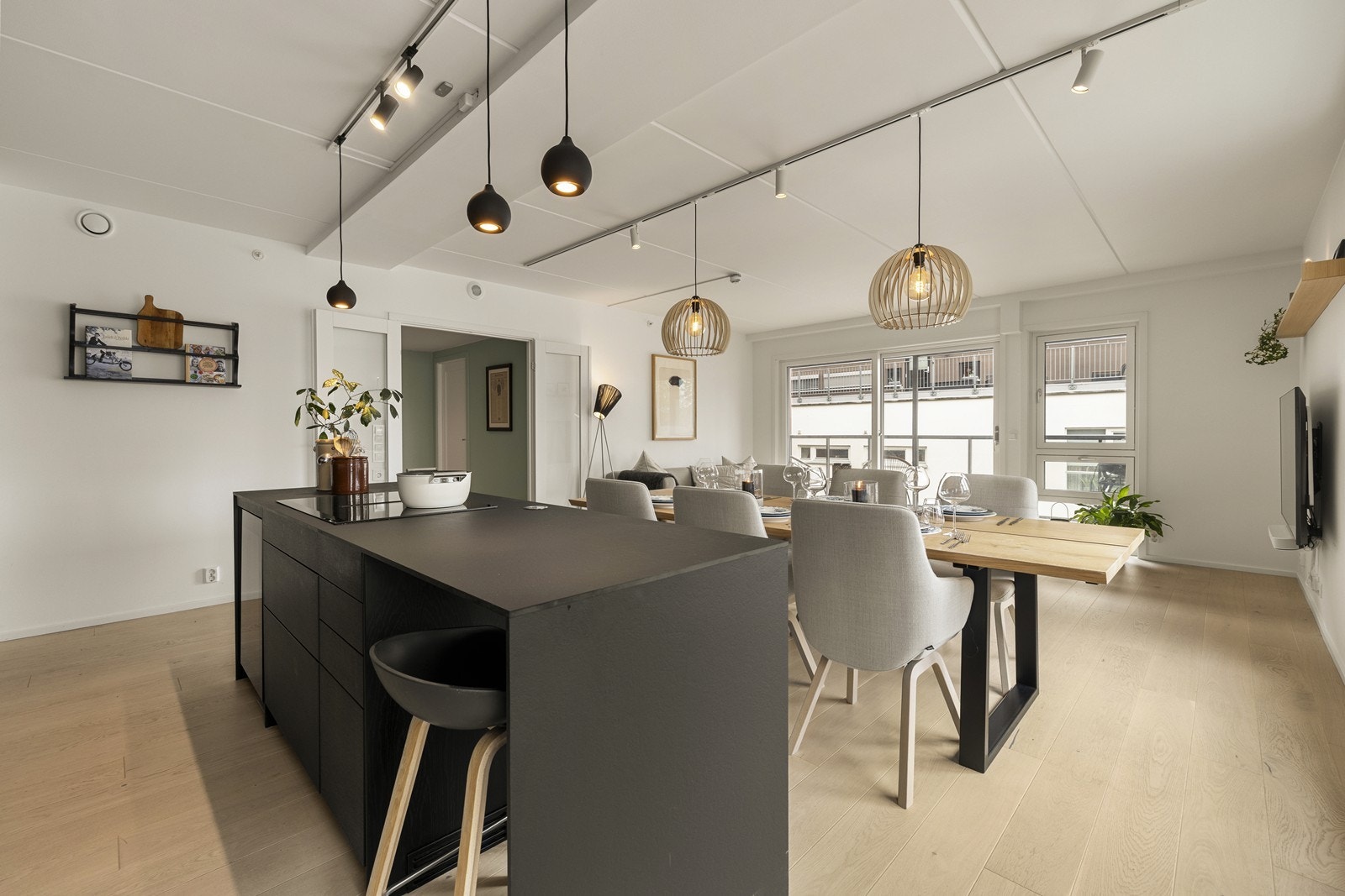 Kjøkkenet har en stor øy med integrert platetopp og avtrekk. I tillegg er det et vinskap i enden av øya. Her er det rikelig med arbeidsflate. Galleribilde