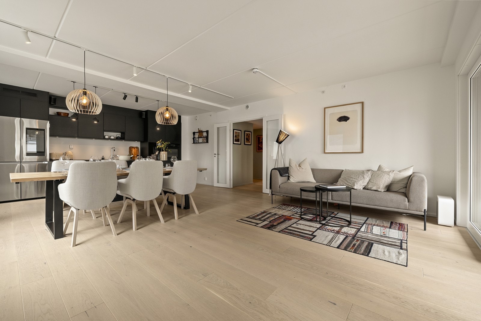 Den åpne løsningen mellom stue og kjøkken skaper en luftig og sosial atmosfære. Galleribilde