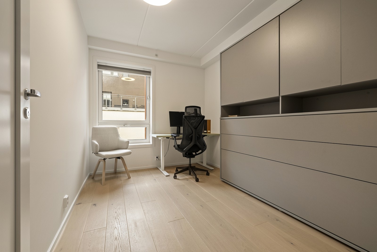 Leiligheten har totalt tre soverom, som gir fleksibilitet for ulike behov. På soverommene er det blendingsscreen for å sørge for fullstendig mørke på soverom. Galleribilde