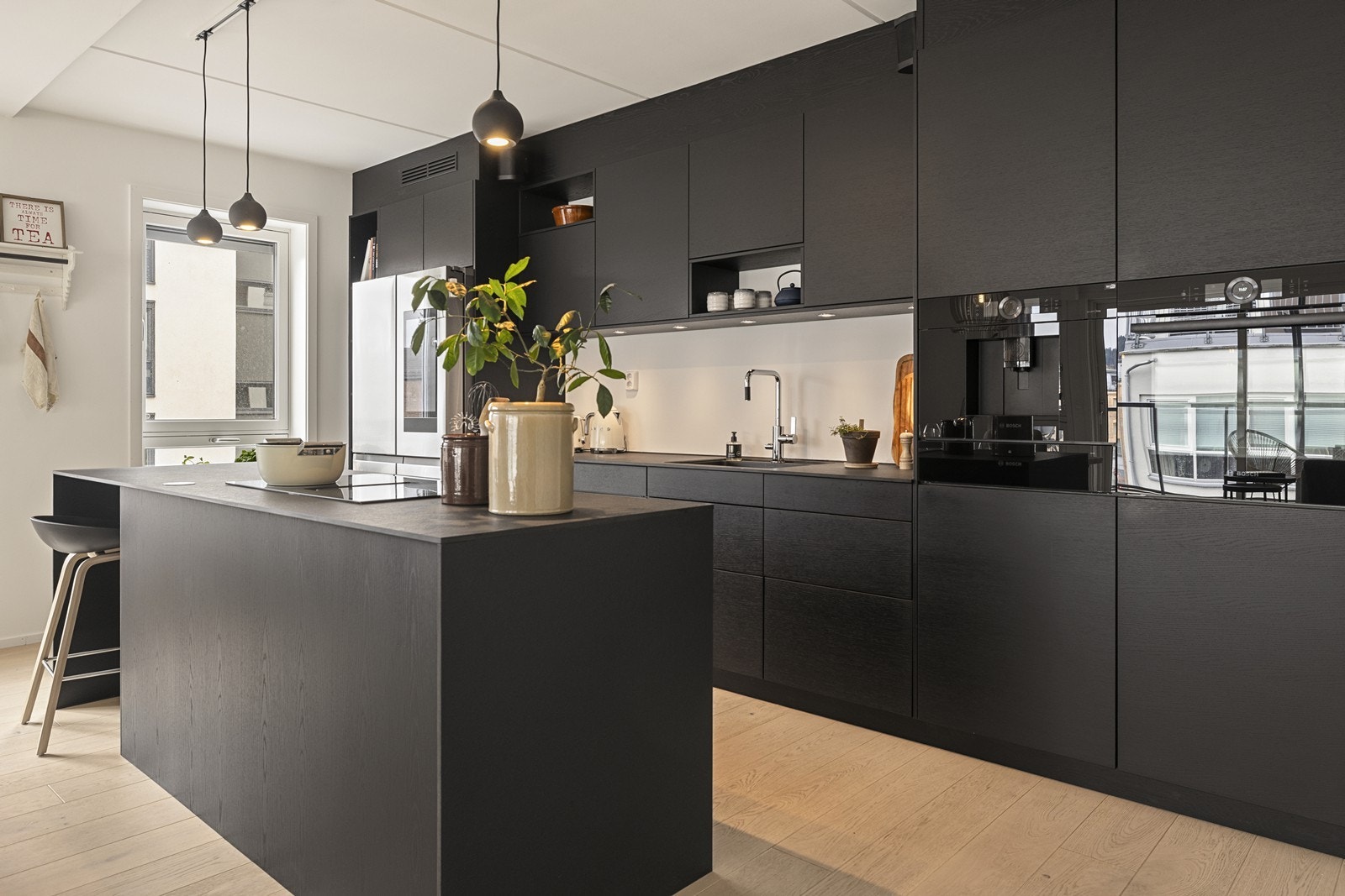 Lekkert og moderne kjøkken med mye skap- og benkeplass. Galleribilde