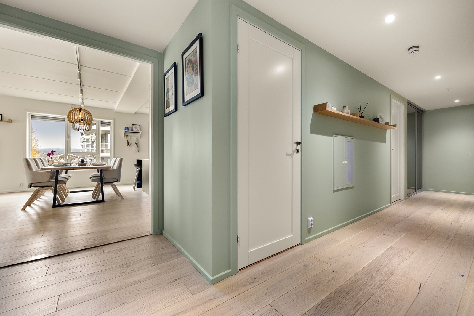 En separat gang leder videre til soverommene og det ene badet, samt to innvendige boder. Galleribilde