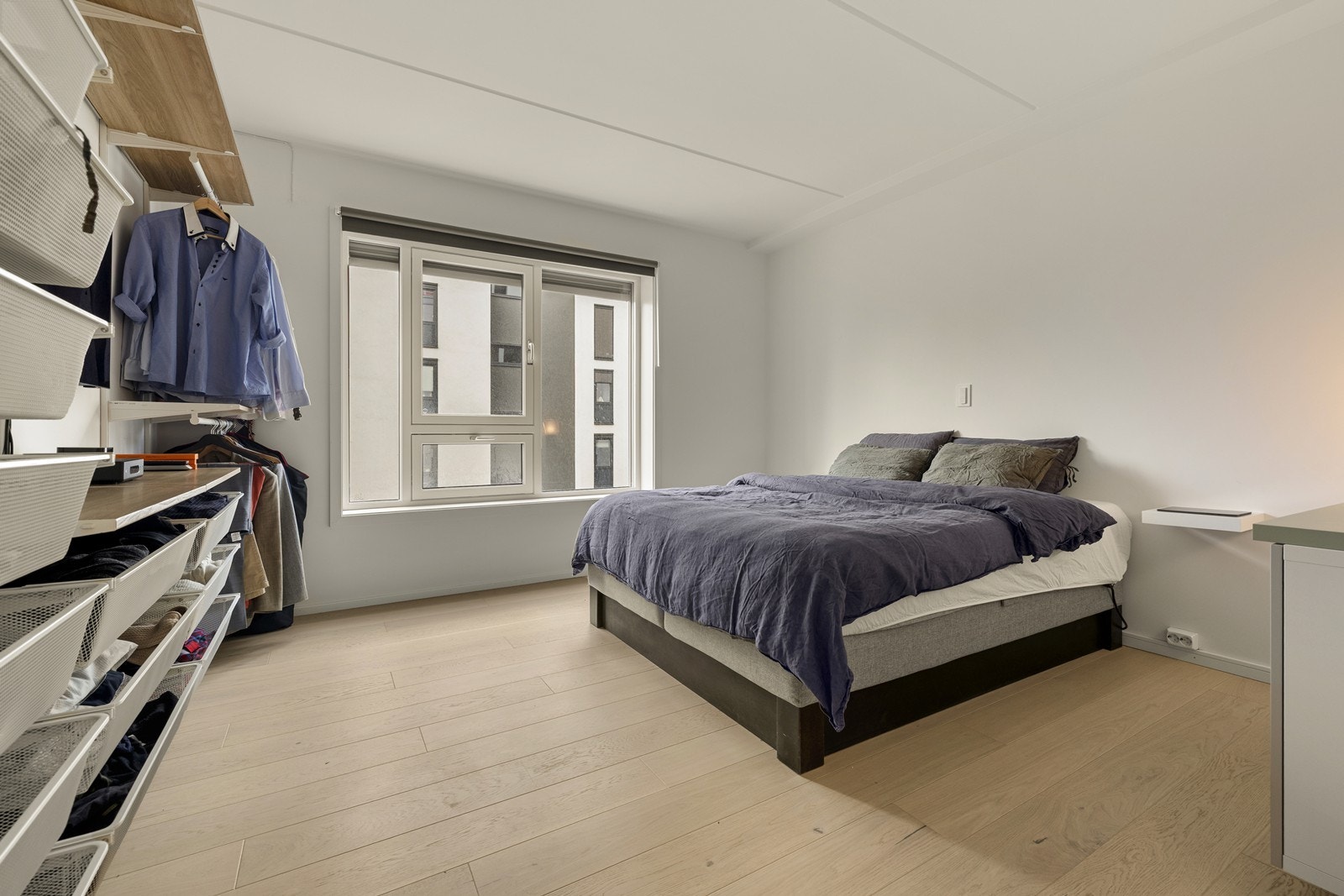 Hovedsoverommet er romslig med plass til dobbeltseng, tilhørende nattbord og garderobeløsning. Galleribilde