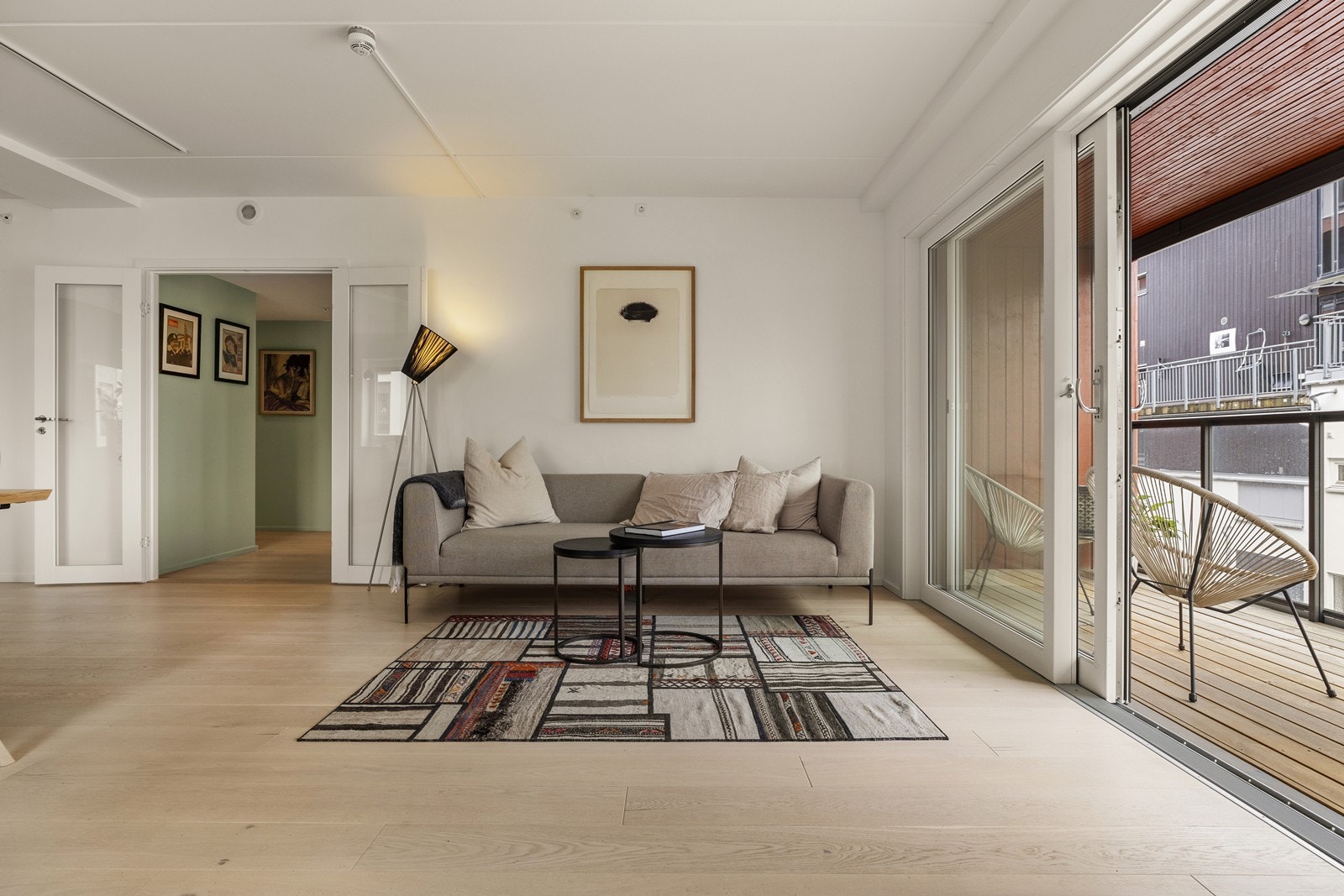 Stuen er lett å møblere og har en skyvedør i glass som visker ut skillet mellom inne og ute. Galleribilde