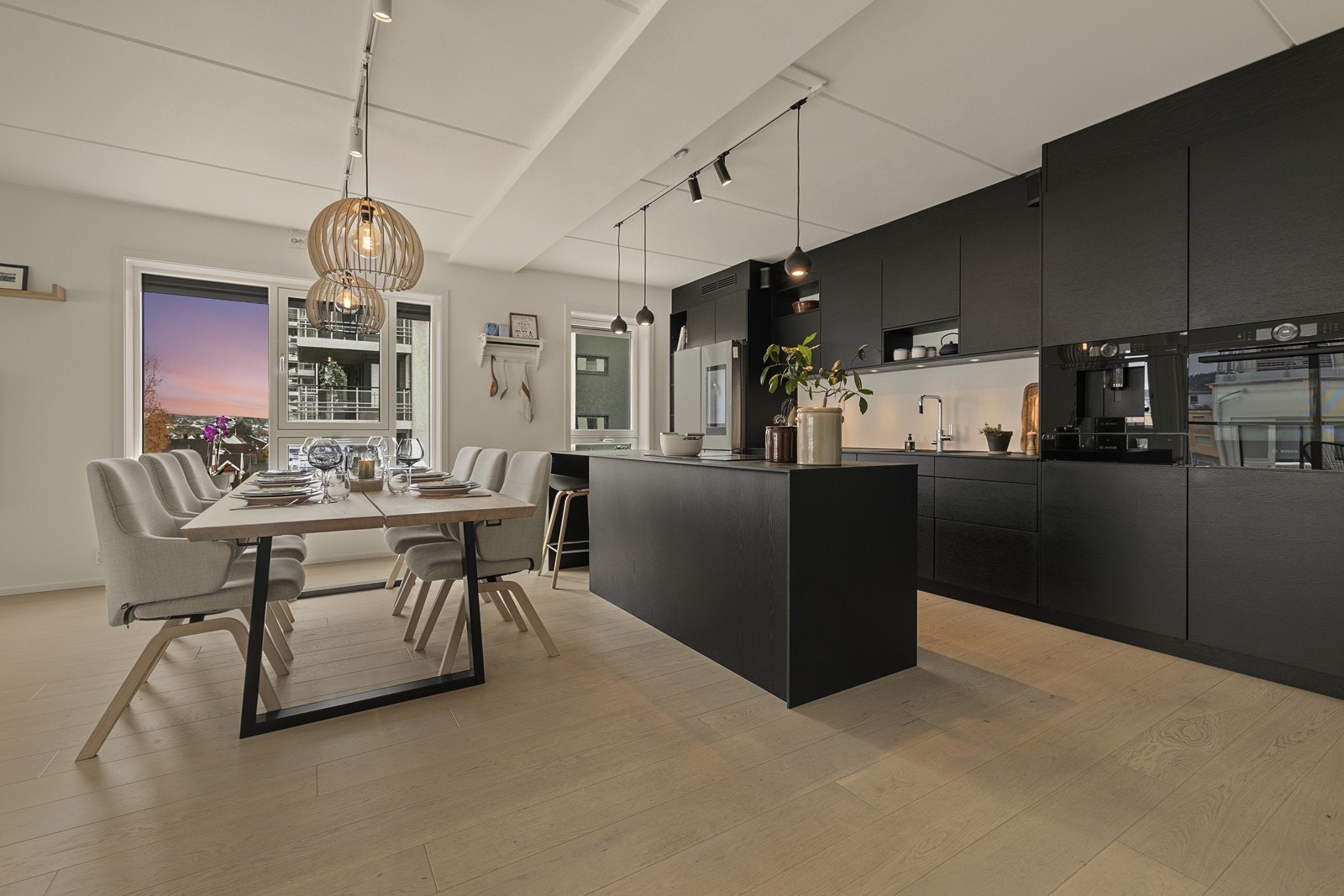 En moderne og lekker 4-roms selveierleilighet fra 2022 med en åpen og sosial planløsning. Galleribilde